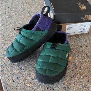 The North Face Kids Quilted Slip-On Mules in Green and Purple